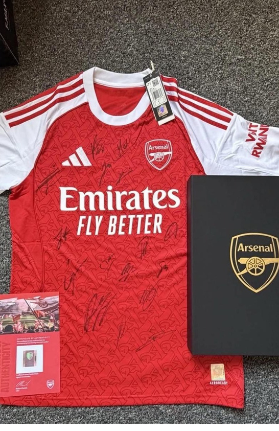 Chiếc áo Arsenal có chữ ký cùng tài liệu đi kèm